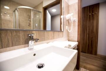 Фото номера Одноместный номер с балконом Отель Mineral Hotel Malinowy Raj г. Солец-Здруй 3