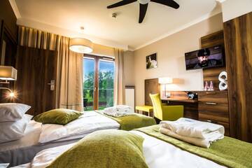 Фото номера Двухместный номер с 2 отдельными кроватями и балконом Отель Mineral Hotel Malinowy Raj г. Солец-Здруй 4